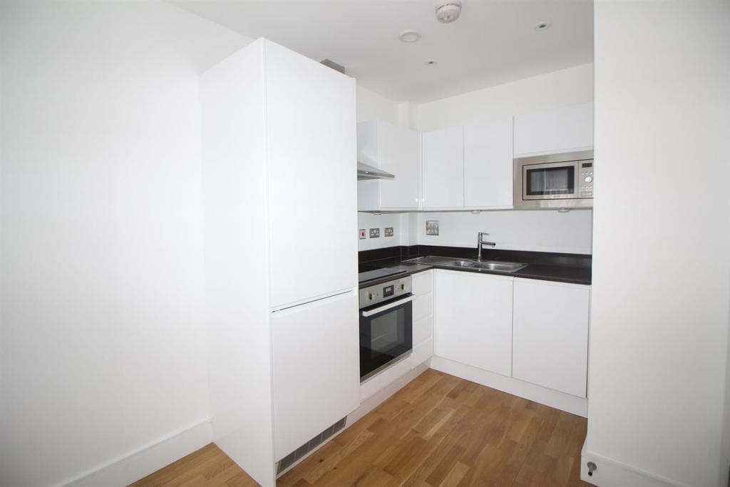 Burlington House, Waltham Cross... 1 bed flat £1,100 pcm (£254 pw)
