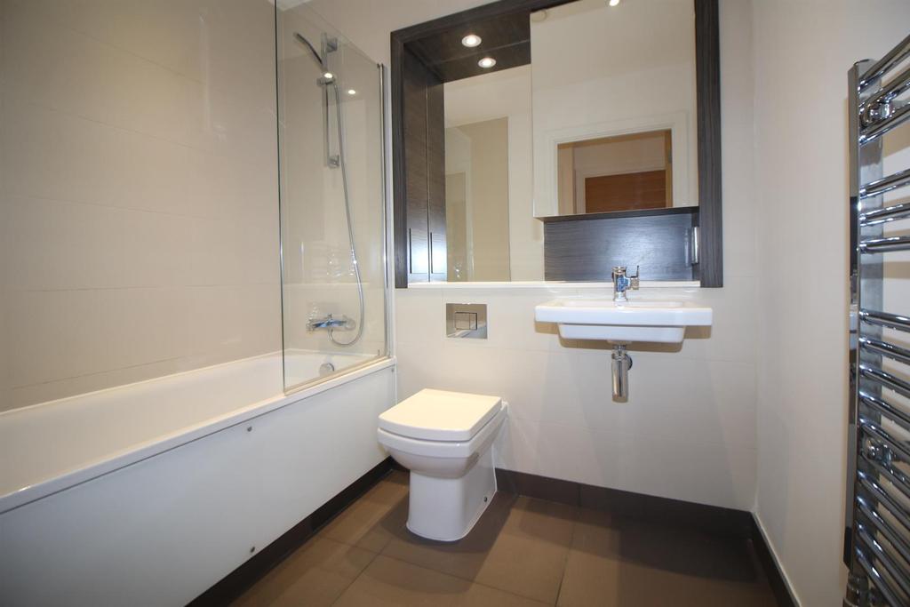 Burlington House, Waltham Cross... 1 bed flat £1,100 pcm (£254 pw)