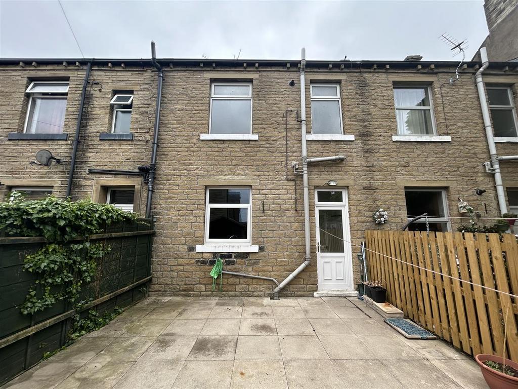 Savile Road, Elland 4 bed terraced house for sale £160,000