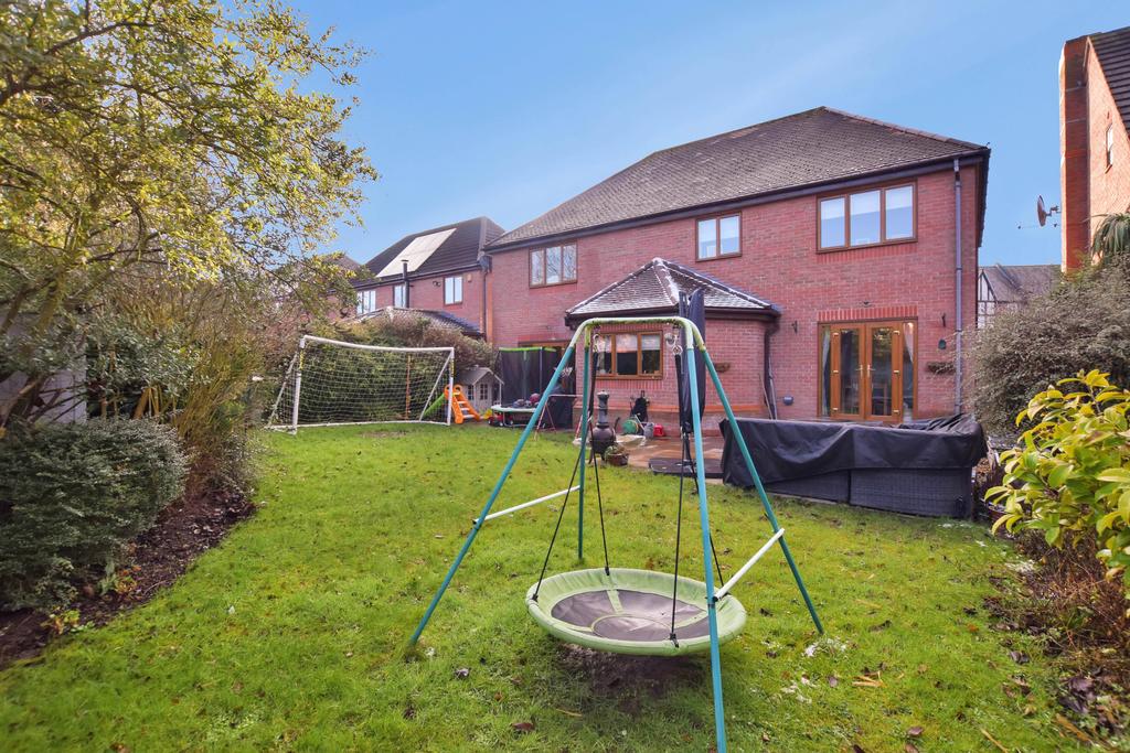 Upton Rocks Avenue, Widnes, WA8 9DA 5 bed detached house for sale £