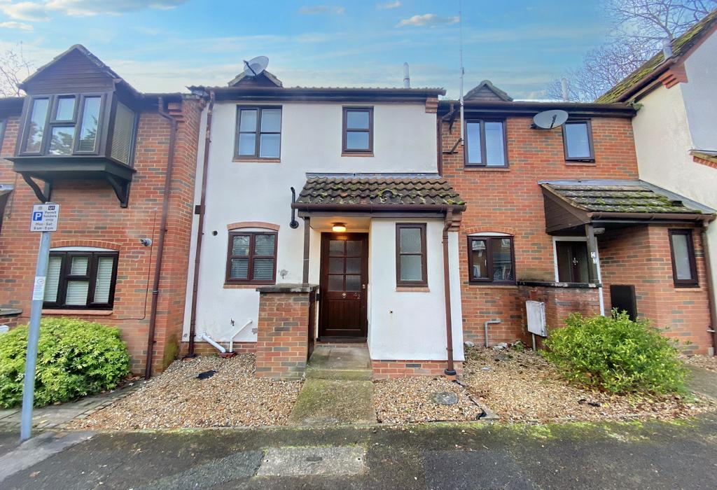 Pages Lane, Uxbridge, Greater London 2 bed terraced house £1,700 pcm (£392 pw)