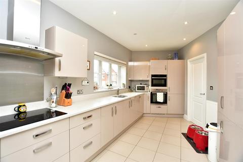 4 bedroom detached house for sale - Kingsborough Drive, Eastchurch, Sheerness, Kent