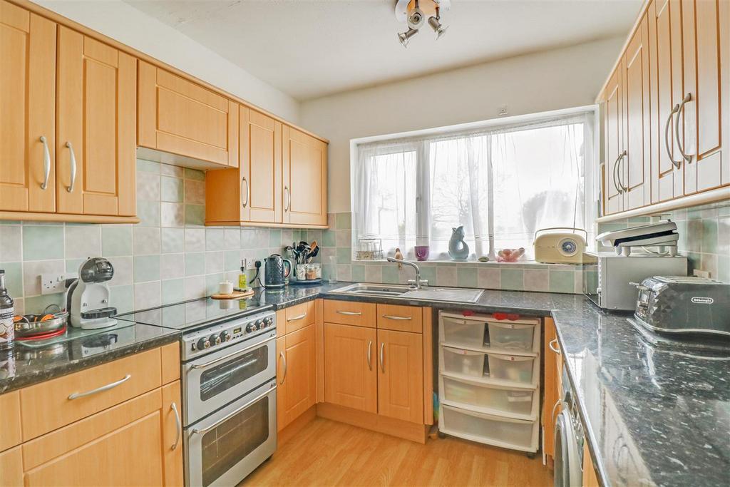 Underwood Square, Leighonsea, SS9 1 bed apartment £900 pcm (£208 pw)