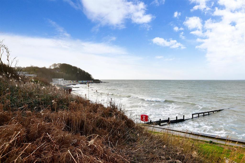 Madeira Lane, Freshwater, Isle of Wight 3 bed chalet £410,000