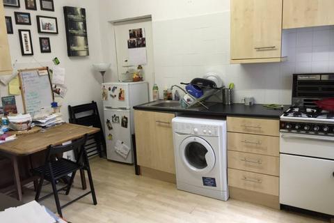 4 bedroom flat to rent, Clarendon Road, Manchester M16