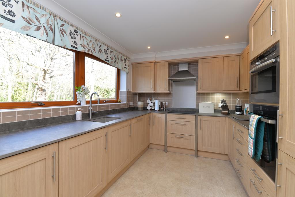 Brook Avenue, New Milton, BH25 4 bed semidetached house £700,000