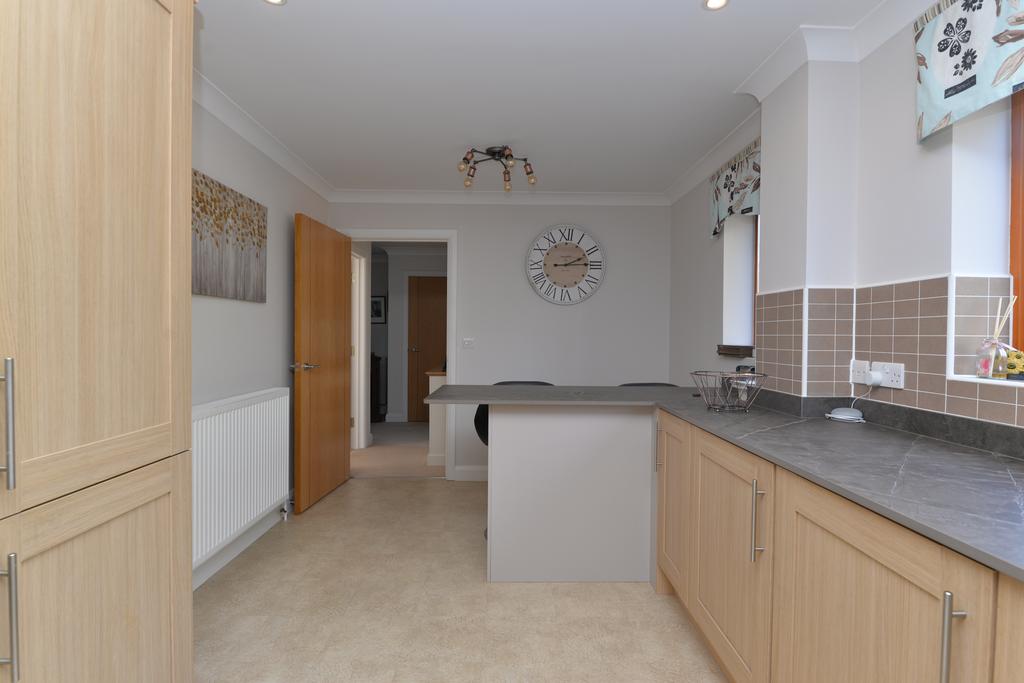 Brook Avenue, New Milton, BH25 4 bed semidetached house £700,000