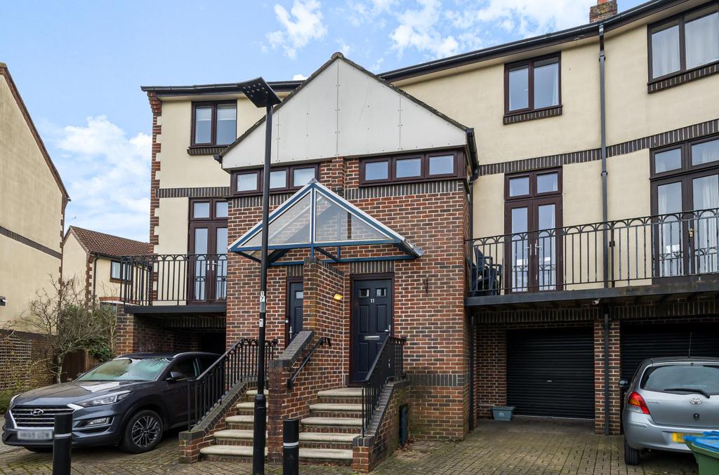 Mayfair Gardens, Southampton... 3 bed terraced house £1,650 pcm (£381 pw)