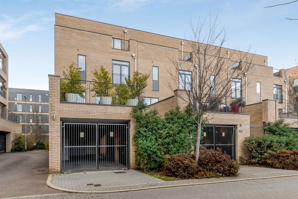 Forbes Close, Trumpington, Cambridge 4 bed end of terrace house £