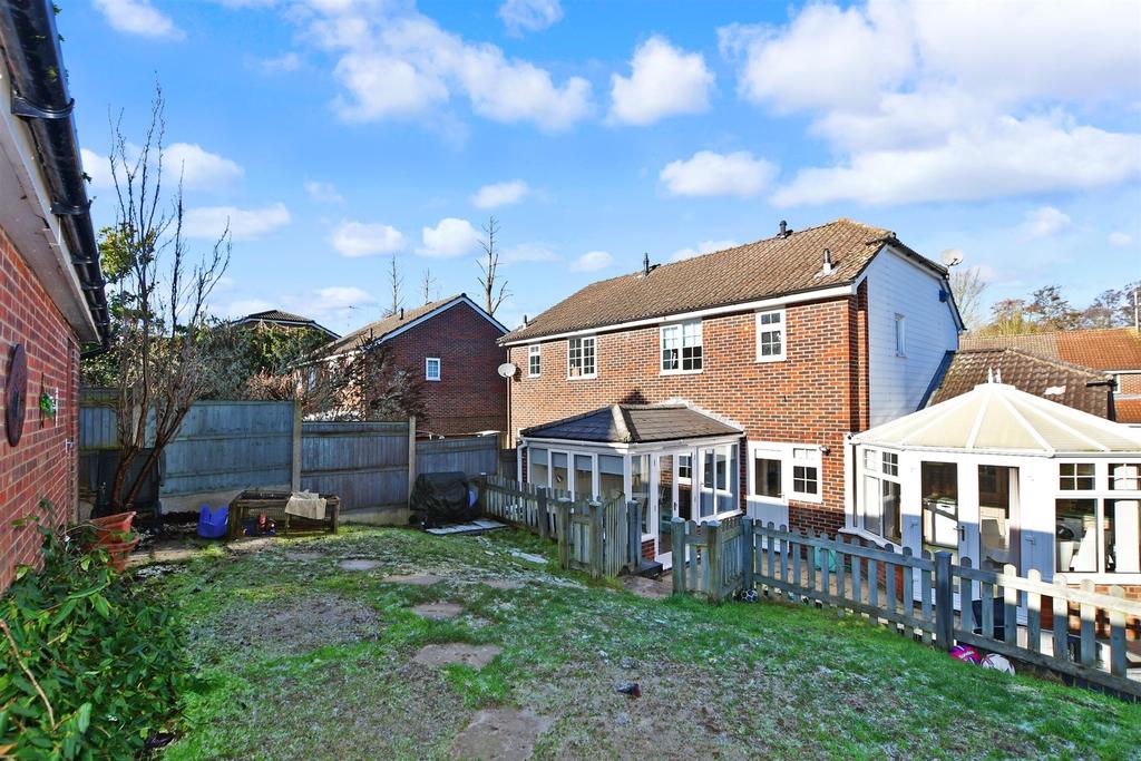 Cotswold Gardens, Downswood, Maidstone, Kent 4 bed semidetached house