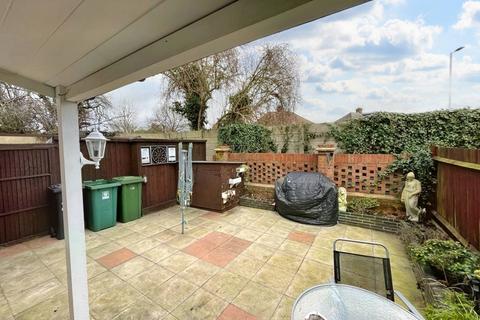 2 bedroom ground floor maisonette for sale, Poundfield, Watford WD25