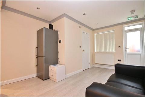 1 bedroom in a house share to rent - Albain Crescent, Ashford, TW15