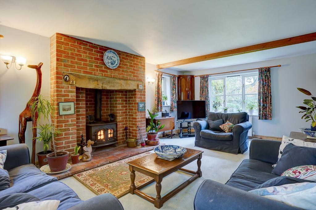Yarmouth Road, Blofield, NR13 5 bed detached house £695,000