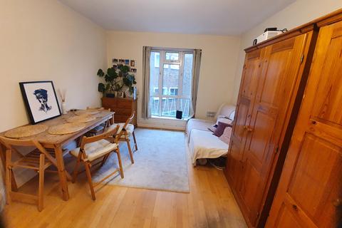 Studio to rent, Junction Road, London N19