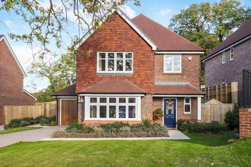 Consort Drive, Leatherhead, Surrey, KT22 4 bed detached house £1,000,000