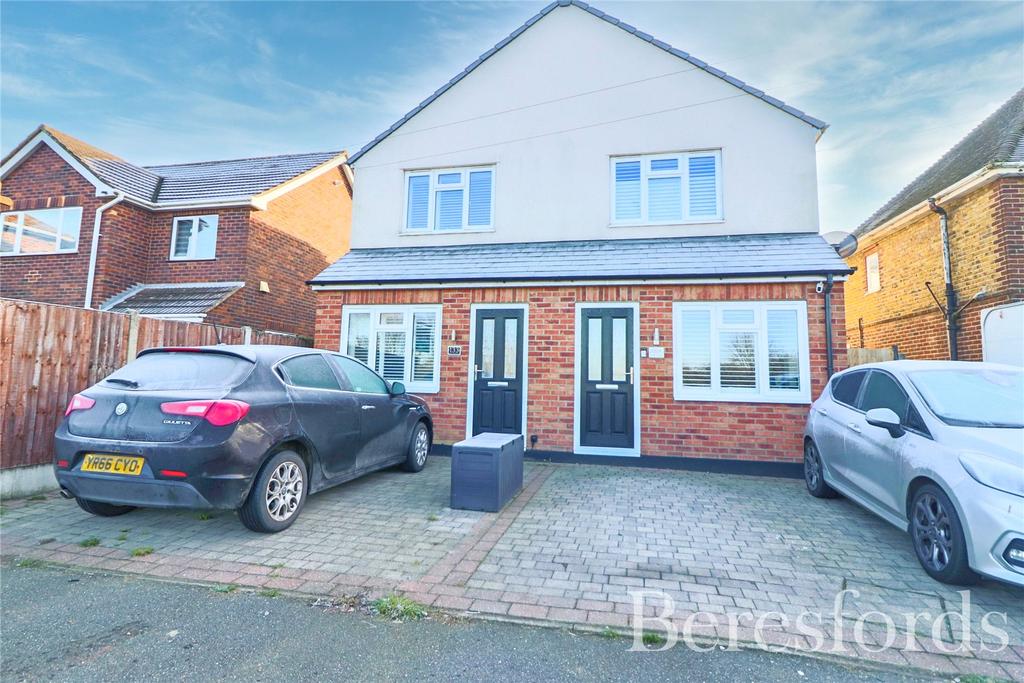 London Road, Marks Tey, CO6 2 bed semidetached house £300,000