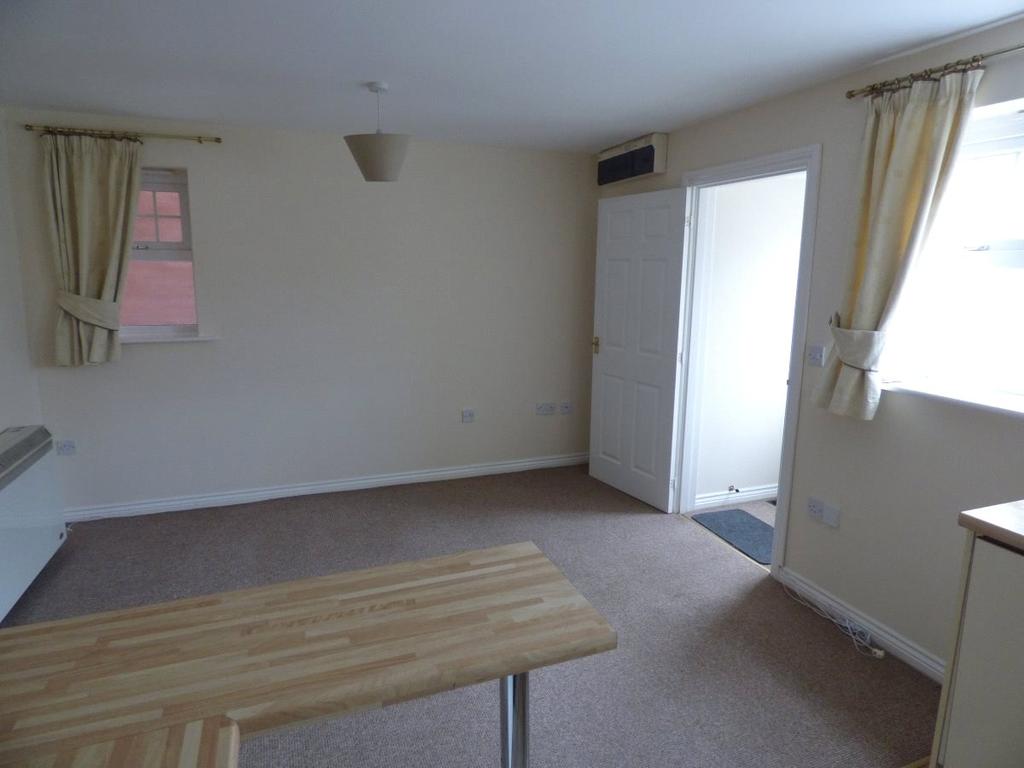 Canterbury Drive, Rugeley, WS15 1 bed apartment £495 pcm (£114 pw)