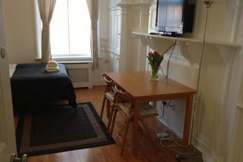 Studio to rent, Fulham Palace Road, Hammersmith, London, W6