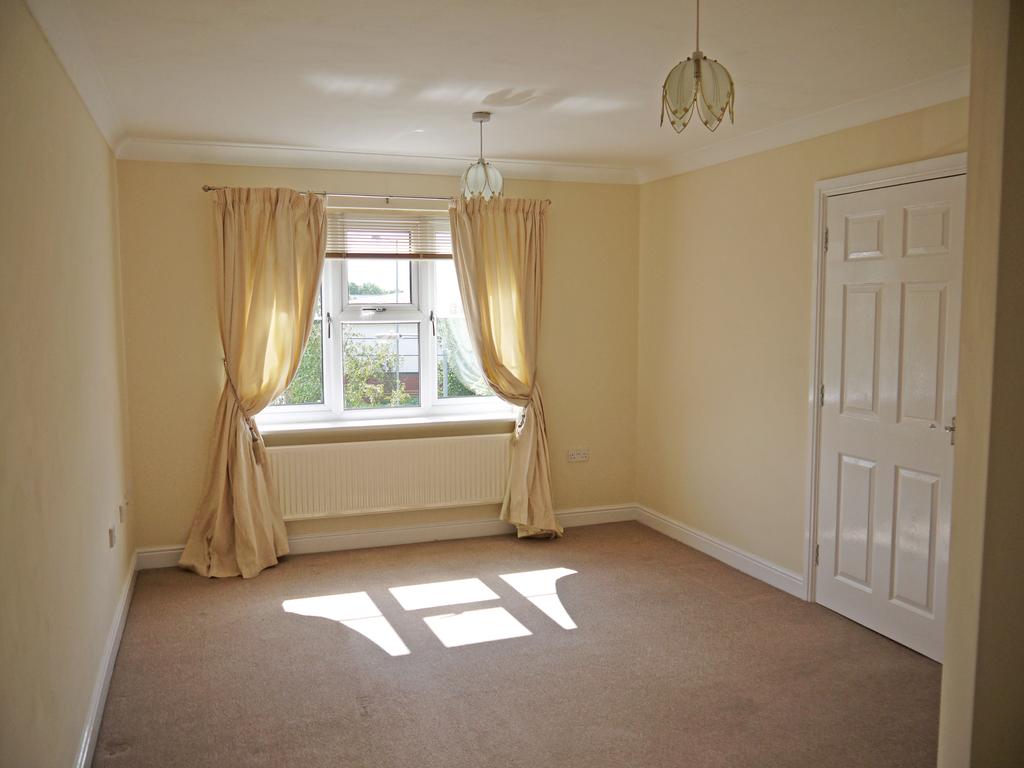 21 Chalfont Court, Cannock, WS11 1LU 2 bed flat £580 pcm (£134 pw)