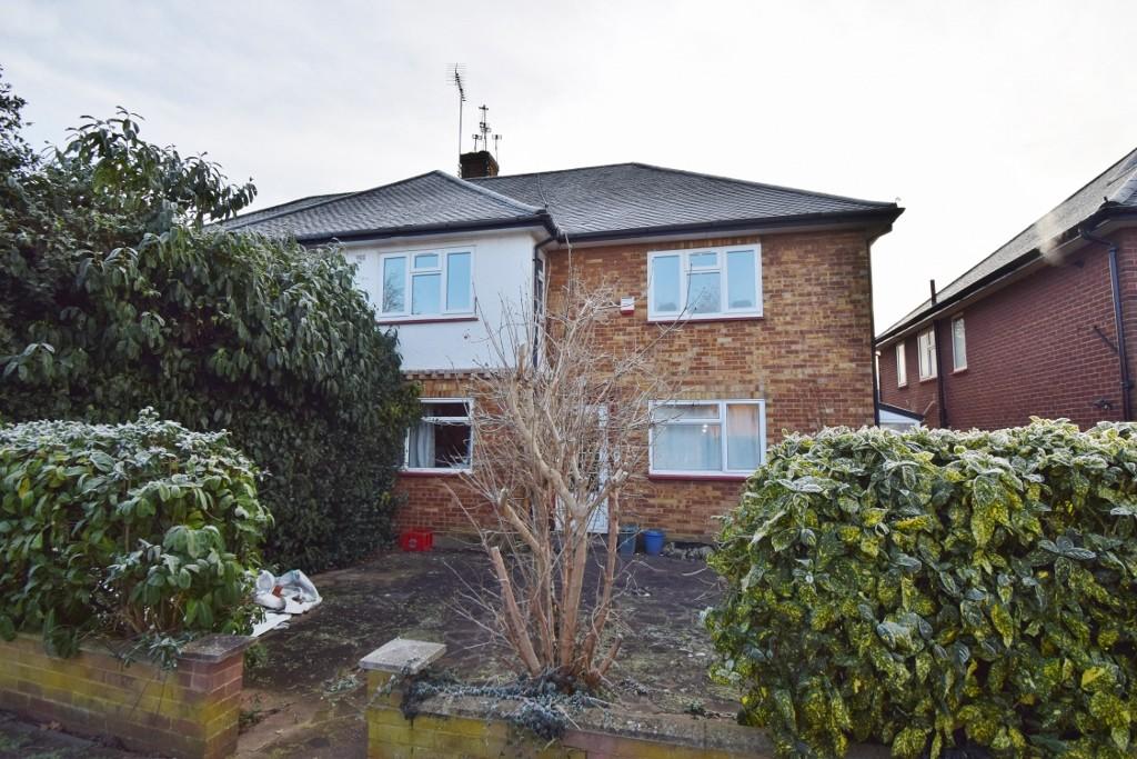 Chamberlain Way, Pinner 2 bed £1,800 pcm (£415 pw)