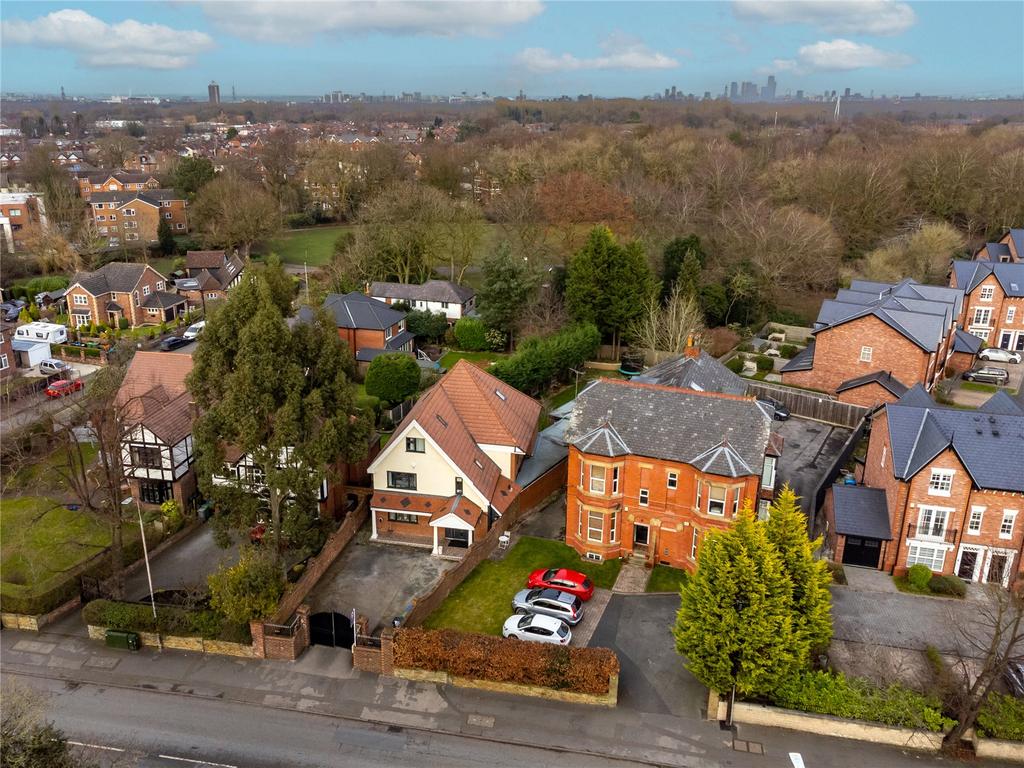 Northenden Road, Sale, Greater Manchester, M33 6 bed detached house for