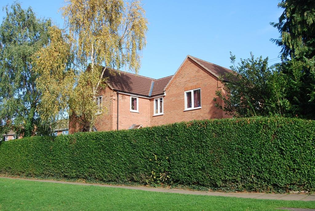 69 Summerfield Road, Malvern... 2 bed apartment £775 pcm (£179 pw)