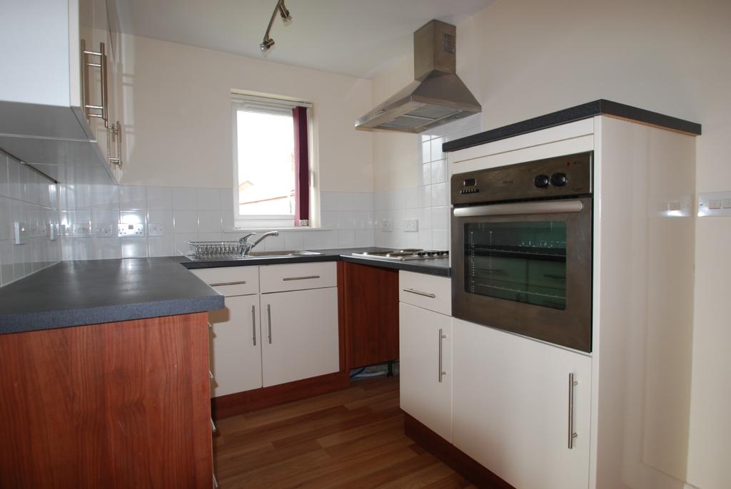 69 Summerfield Road, Malvern... 2 bed apartment £775 pcm (£179 pw)