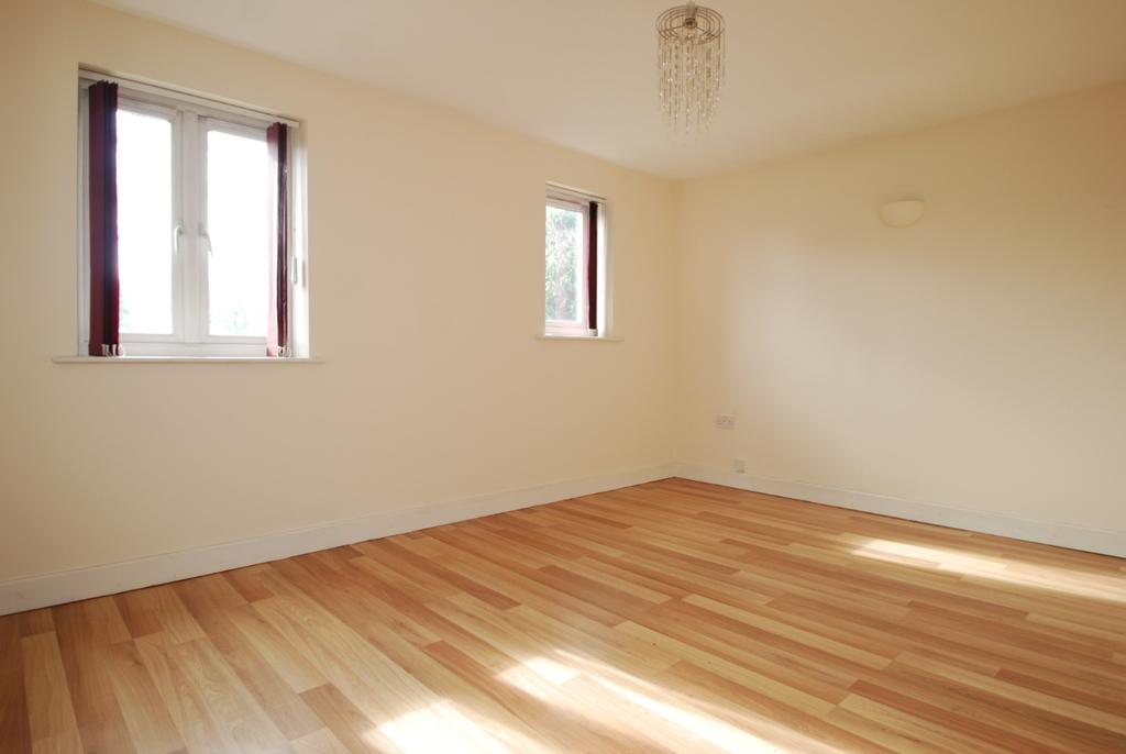 69 Summerfield Road, Malvern... 2 bed apartment £775 pcm (£179 pw)
