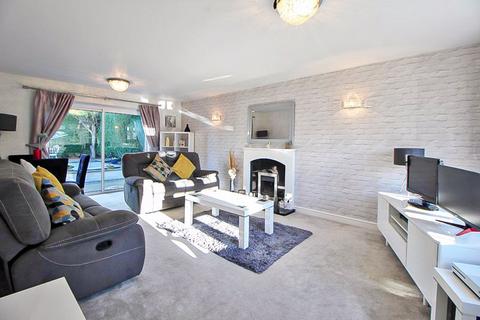 32 Hatch Heath Close, Wombourne, Wolverhampton, WV5 8DR