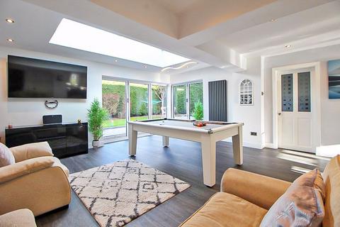 32 Hatch Heath Close, Wombourne, Wolverhampton, WV5 8DR
