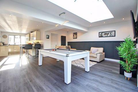 32 Hatch Heath Close, Wombourne, Wolverhampton, WV5 8DR