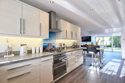 32 Hatch Heath Close, Wombourne, Wolverhampton, WV5 8DR