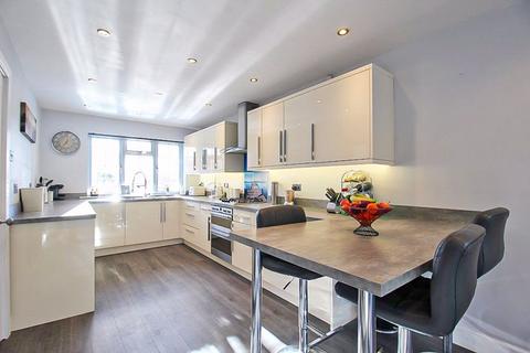 32 Hatch Heath Close, Wombourne, Wolverhampton, WV5 8DR