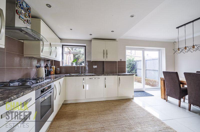 Derby Avenue, Upminster, RM14 3 bed semidetached house £500,000