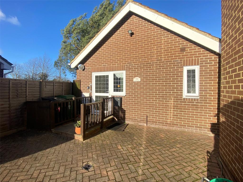Chestnut Close, Theale, Reading... 1 bed £900 pcm (£208 pw)