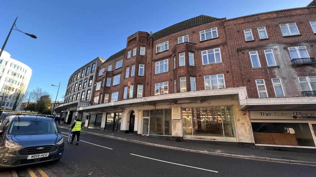 St Peters Road, Bournemouth, 3 bed flat £1,100 pcm (£254 pw)