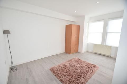 4 bedroom apartment to rent, Eastfields Road, Acton W3