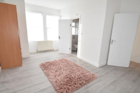 4 bedroom apartment to rent, Eastfields Road, Acton W3
