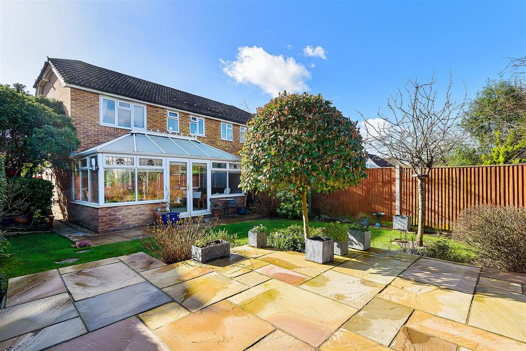 Mansion House Close, Biddenden 3 bed semidetached house for sale £