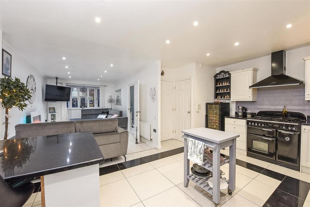 Mere Close, Bracklesham Bay, Chichester 4 bed link detached house for