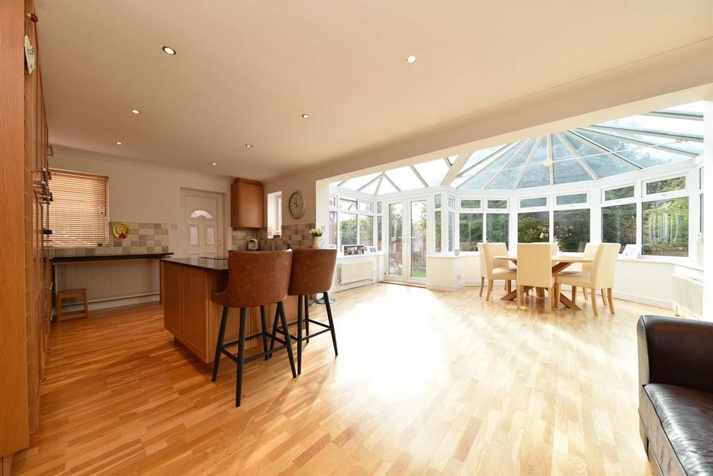 Newbury Close, Chancellors Park... 4 bed detached house £775,000