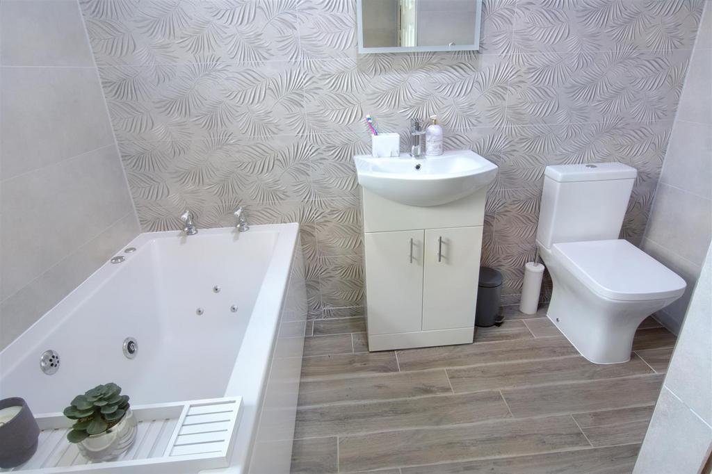 Bathroom DSC 0459.jpeg