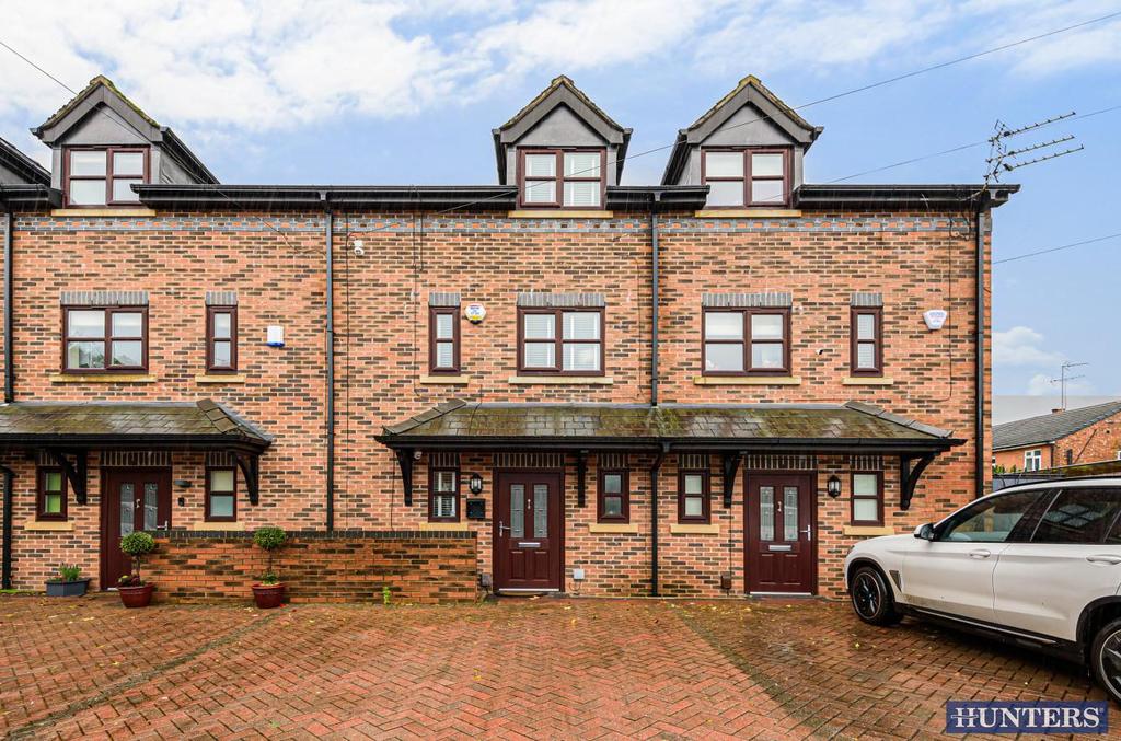 Warren Drive, Swinton, Manchester, Greater Manchester 2 bed mews £