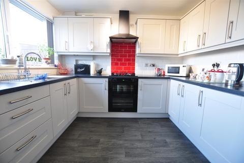 142 Apperley Way, Halesowen, B63 2XS