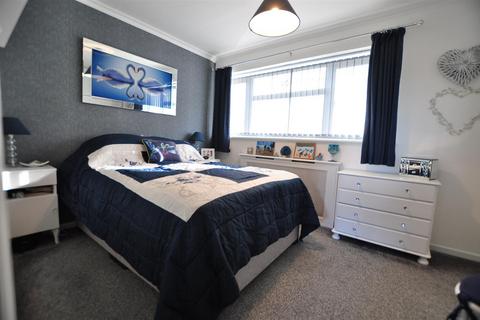 142 Apperley Way, Halesowen, B63 2XS