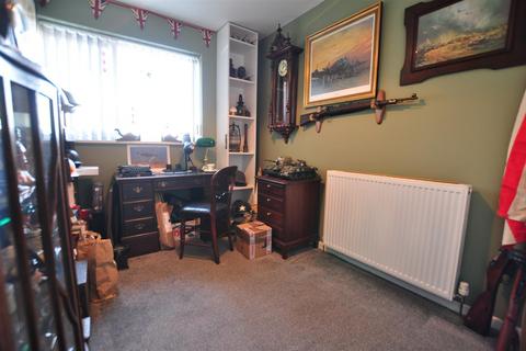 142 Apperley Way, Halesowen, B63 2XS