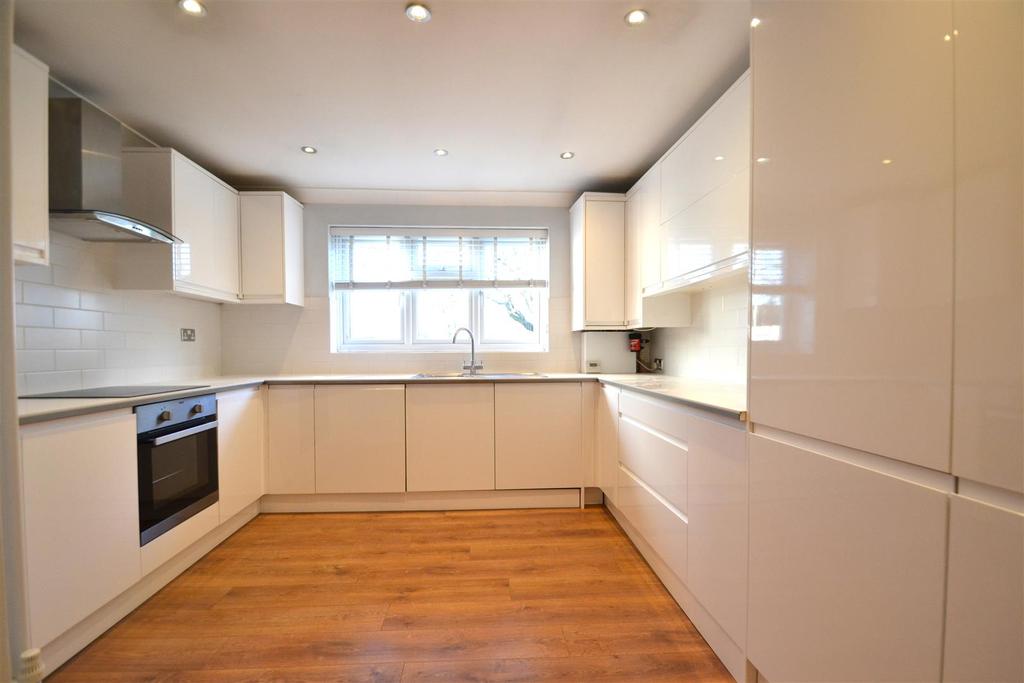 Addison Road, Bromley 2 bed flat £1,500 pcm (£346 pw)