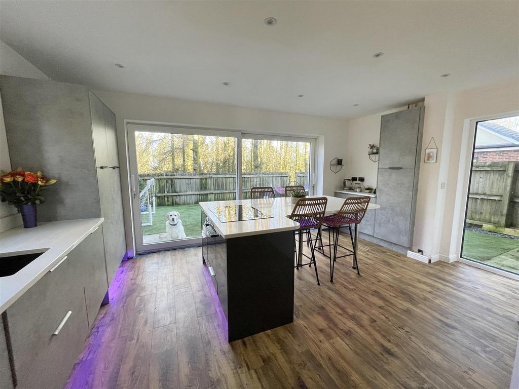 Bryn Derwen, Tycoch, Swansea 4 bed detached house for sale £350,000