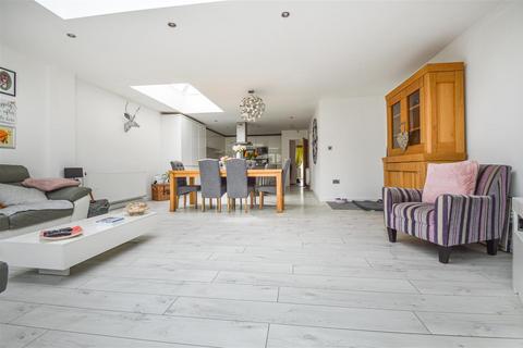 307 Beverley Road, Anlaby, Hull, HU10 7AH