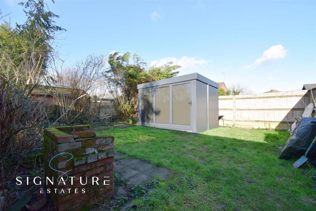 Old Dean, Bovingdon, Hemel Hempstead 1 bed £225,000